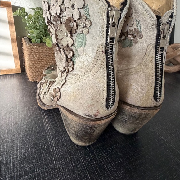 Corral White Floral Overlay Ankle Boot Size 9 - Picture 10 of 12